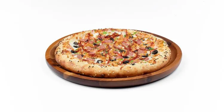 بيتزا اللؤلؤة المميزة من أنوار اللؤلؤة، بأطراف محشوة بالجبن.